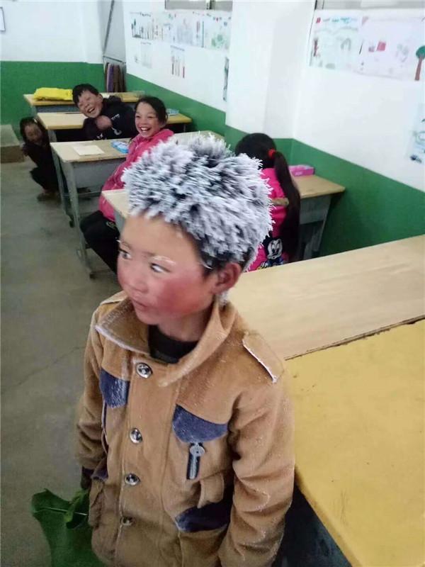 “冰花”男孩頭頂冰霜上學(xué)，我們還有什么理由不好好學(xué)習(xí)