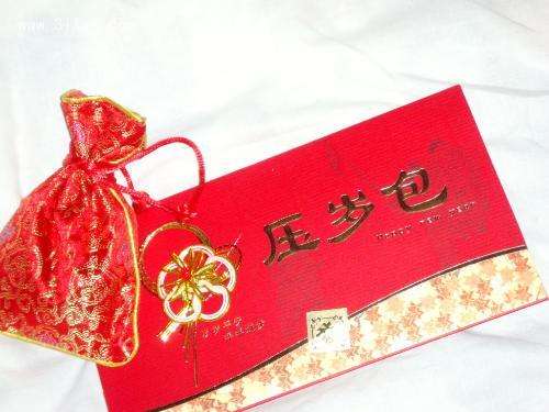 壓歲錢大比拼，4成受訪大學(xué)生壓歲錢超1000元