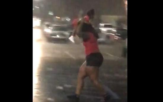 大雨天女子高舉小孩當傘擋雨 網(wǎng)友:真把孩子當雨傘啦！