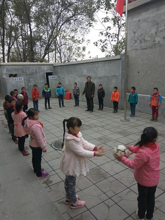 夫妻教師撐起一座村?。簣?jiān)守34年教出數(shù)百大學(xué)生