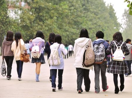 大學(xué)要求學(xué)生背書包上課，端正學(xué)習(xí)態(tài)度！