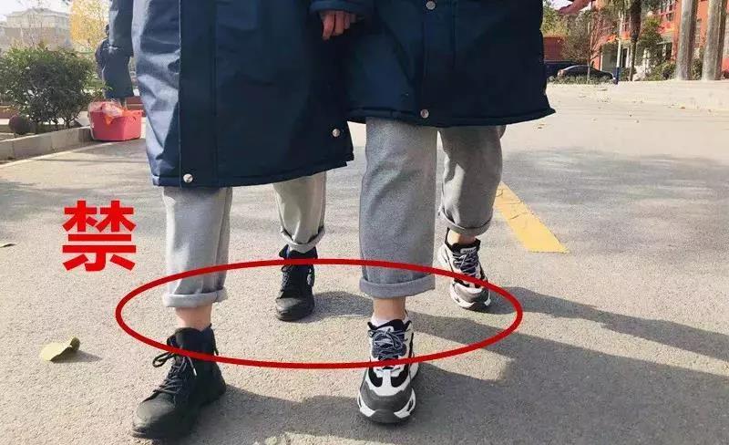 一學(xué)校嚴查“露腳踝”現(xiàn)象！這個危害健康的壞習(xí)慣，快讓孩子遠離！