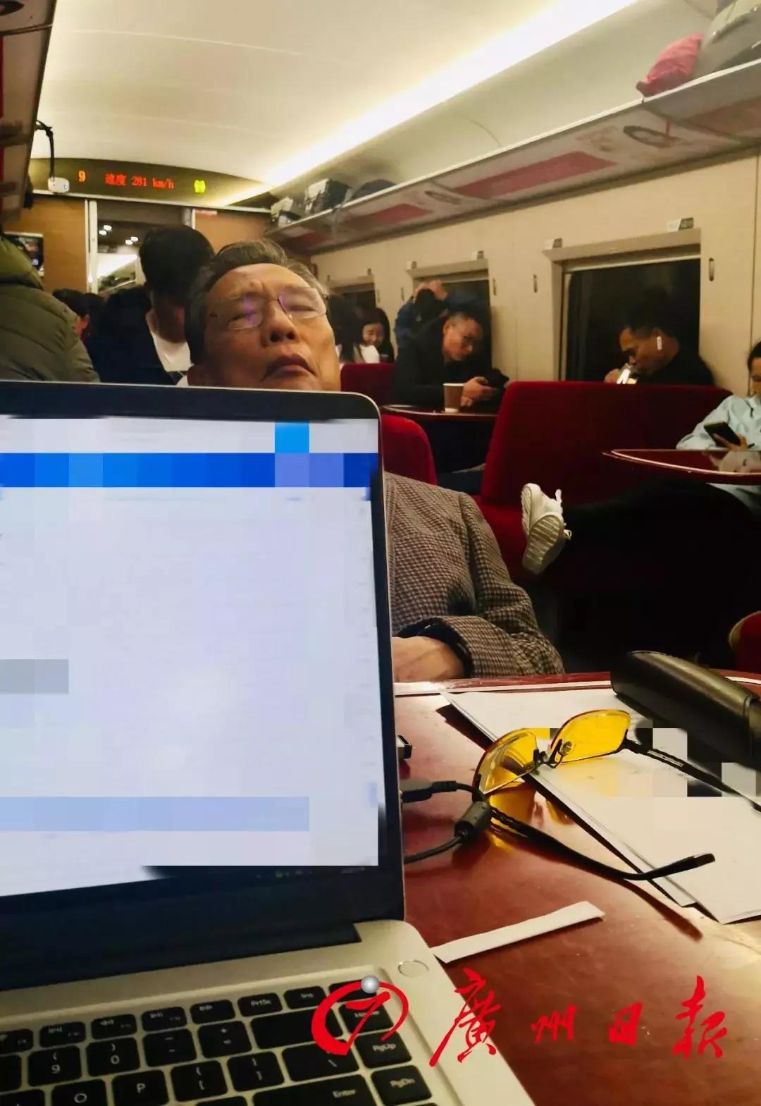 這10組刷屏照片看哭無數(shù)人！告訴孩子：如果有英雄，他們都是！