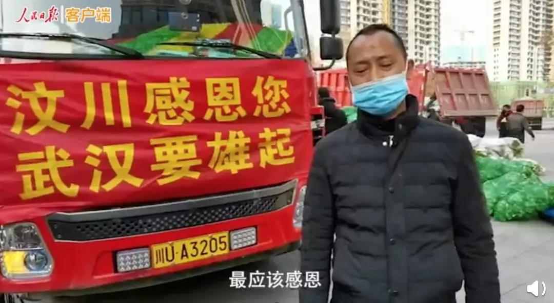感動！耿直！來自汶川的6輛卡車上，貼著同一句話…