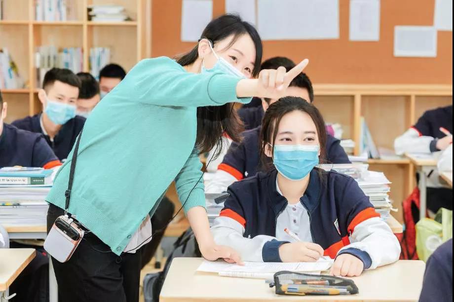 高考后學(xué)生為什么要扔書(shū)？如果不是因?yàn)橐锌?、高考，還會(huì)有多少學(xué)生愿意坐在教室里，安心聽(tīng)老師講課？聽(tīng)川師大李松林教授講答案