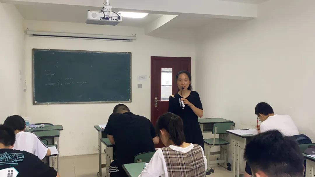 教師專訪 | 代丹丹：根深方能茂葉，水厚方能負(fù)舟