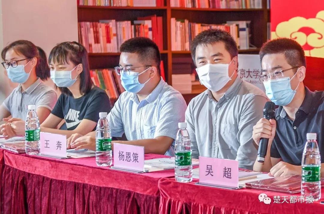 北大首批錄取通知書送往武漢，送信人的身份很特別 | 特別關(guān)注