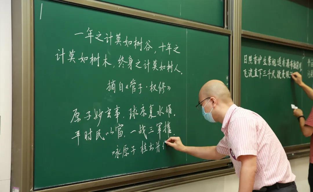 不舍得擦的板書又上新了！這些高顏值板書你最喜歡哪個(gè)？ ｜特別關(guān)注
